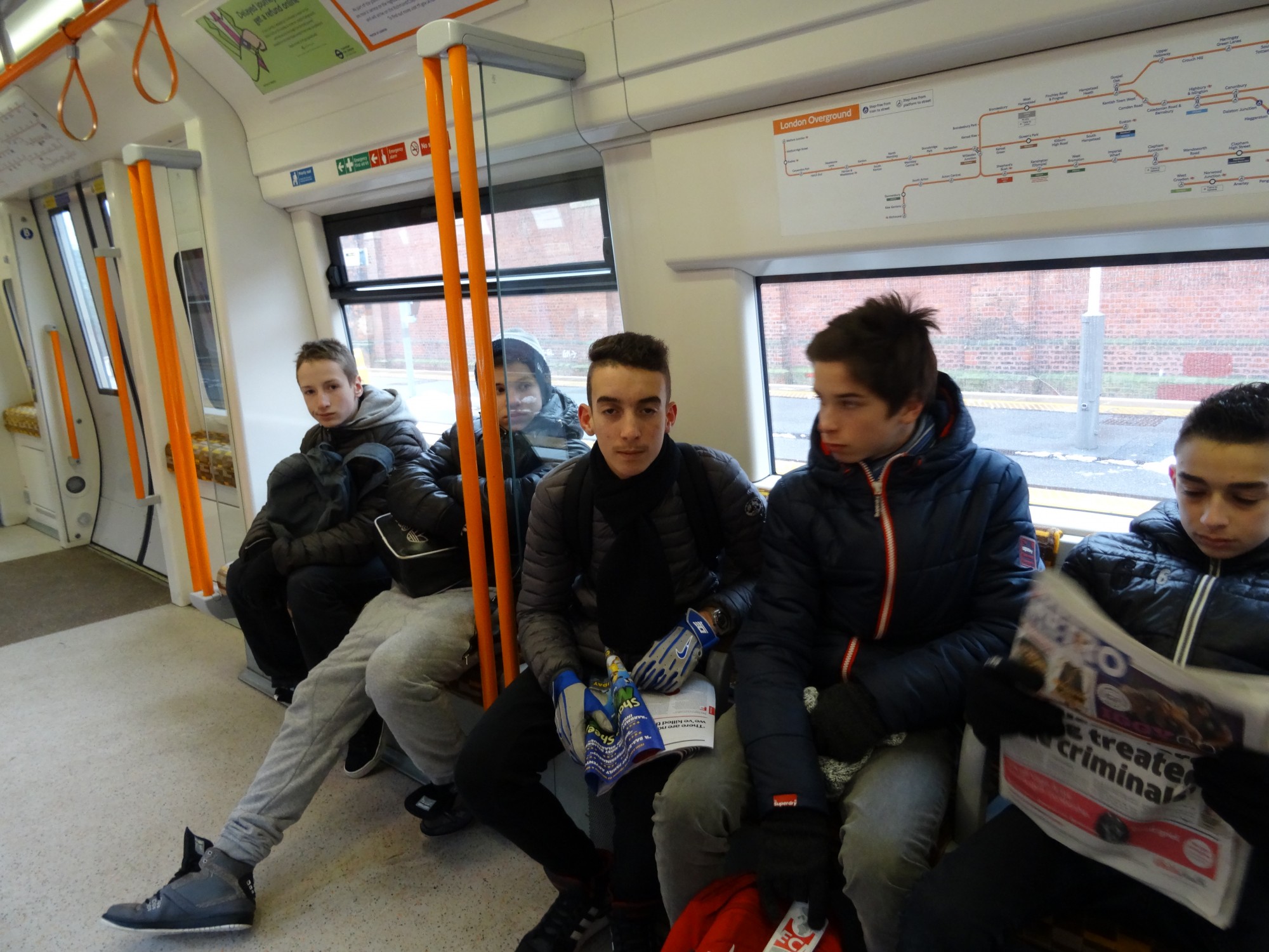 Londoniens typiques dans leur Overground au petit matin...